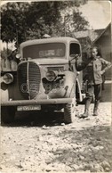* T2/T3 1943 Magyar Katona Egy Teherautó Mellett Gyergyószentmiklóson / WWII Hungarian Soldier Next To A Truck In Sfantu - Zonder Classificatie