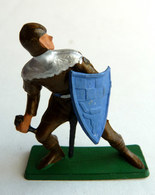 FIGURINE STARLUX -  SOLDAT MEDIEVAL CHEVALIER  MPC47 BOUCLIER BLEU ET HACHE 1969 - Starlux