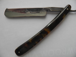 RASOIR-COUPE CHOU-VERS 1930?-AIGLON-FILE VITE-CHASSE-Brune-Transparente- MATIERE BAKELITE ?-BE-Fissure A L Axe Lame/Etui - Accessories