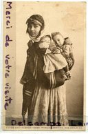 Delcampe - - EGYPTIAN TYPES ET SCÉNES - Arab Woman Carrying Her Child, Femme Arabe, Cliché Peu Courant, TBE, Scans. - Sonstige & Ohne Zuordnung