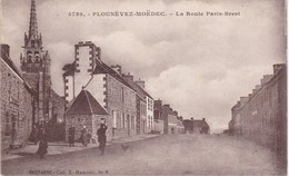 PLOUNEVEZ-MOËDEC - La Route Paris-Brest - L'Eglise - Animé - Très Bon état - Other Municipalities