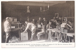 CPA 69 ECOLE PROFESSIONNELLE DES BLESSES ATELIER DES RELIEURS BROCHEURS RARE BELLE CARTE !! - Otros & Sin Clasificación