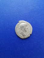 Hadrianus.  -   (117-138) AD   -   AR Denarius   3,27 Gr.  -   ROME  121 AD  -  Keizer Geeft Geld. - Les Antonins (96 à 192)