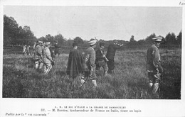 78-RAMBOUILLET- S.M LE ROI D'ITALIE A LA CHASSE .M.BARRERE, AMBASSADEUR DE FRANCE EN ITALIE, TIRANT UN LAPIN - Rambouillet