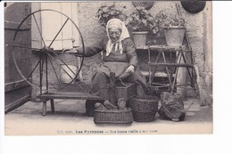C.C. 1108 - Les Pyrénées - Une Bonne Vielle à Son Rouet - Personajes