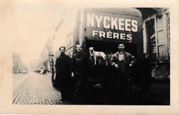 Carte Photo Camion De Déménagement Société Nyckees Frères Reprise Par Mozer Ouvriers Et Chien - Auto's