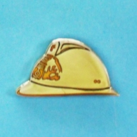 1 PIN'S //  ** CASQUE F1 / MARINS POMPIERS DE MARSEILLE / 1980 ** - Pompiers