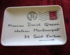 Cendrier Ashtray From The 1973s Decorated With A Letter+stamp In Franc French Post Paris Plastorex Rumilly Saint-Emilion - Other & Unclassified