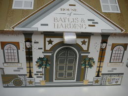 HOUSE Of BAYLIS&HARDING  :BOITE  ANGLAISE FORME MAISON , VIDE   LIRE ET VOIR !! - Miniatures Femmes (sans Boite)