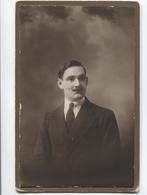 Foto à Identifier - Homme En Costume Avec Moustache  - - Photos