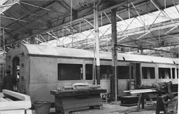 ¤¤   -   ANGLETERRE  -  Carte-Photo Du Montage D'un Wagon Anglais Dans Un Atelier  -  Chemin De Fer       -   ¤¤ - Equipo