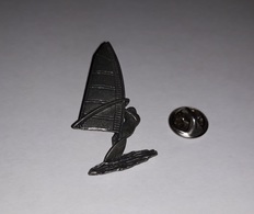 Pin's Planche à Voile (relief Signé Brown N° S.15) Hauteur: 4,2 Cm - Sailing, Yachting