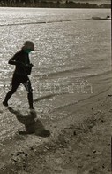 Cca 1935 Kinszki Imre (1901-1945) Budapesti Fotóművész Hagyatékából 1 Db Vintage Negatív (Gyermek Sziluett A Vízparton), - Andere & Zonder Classificatie