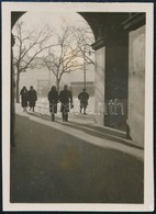 Cca 1930 Kinszki Imre (1901-1945) Budapesti Fotóművész Hagyatékából Jelzés Nélküli Vintage Fotó (Ellenfényben), 6x4,3 Cm - Andere & Zonder Classificatie