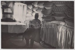 Cca 1920-1930 Kerny István (1879-1963): Tiszta Szoba, Sok Díszpárnával, Vintage Néprajzi Fotó, Pecséttel Jelzett, 11x17  - Sonstige & Ohne Zuordnung