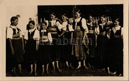 ** T2/T3 Csákháza, Kis-Kubra, Malá Kubra; Fiatal Lányok Népviseletben / Dievcatá / Folklore, Young Girls. Fot. Karol Pli - Zonder Classificatie