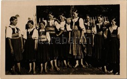 ** T1 Csákháza, Kis-Kubra, Malá Kubra; Fiatal Lányok Népviseletben / Dievcata / Folklore, Young Girls. Fot. Karol Plicka - Sin Clasificación