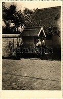 * T2 1941 Nagykárolyfalva, Károlyfalva, Karlsdorf, Banatski Karlovac; Brunnen / Kerekes Kút / Well. Photo - Sin Clasificación