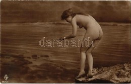 ** T2/T3 Lady By The Sea, Vintage Erotic Postcard. HSB 0876/5. (fl) - Sin Clasificación
