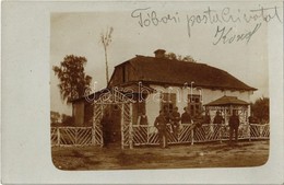 * T2 1917 Tábori Postahivatal Kowelben (Ukrajna), Katonák A Kerítésnél / WWI Austro-Hungarian K.u.K. Military Field Post - Zonder Classificatie