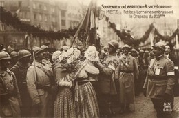 T2 Metz, Petites Loraines Embrassabt Le Drapeau Du 203éme / WWI French Soldiers Liberates The City Of Metz - Zonder Classificatie