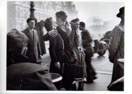 REF 352 : CPM Robert DOISNEAU Mythique Le Baiser De L'hotel De Ville Paris (ed Fotofolio ) - Doisneau