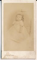 Photographie Ancienne CDV C.1870 Portrait D'une Jeune Fille Bébé Photographe Pottier Saint Malo - Oud (voor 1900)