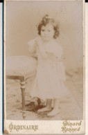 Photographie Ancienne CDV C.1890 Portrait D'une Jeune Fille Photographe Ordinaire Dinard Et Rennes - Oud (voor 1900)