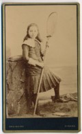 Photographie Ancienne CDV C.1870 Portrait D'une Jeune Fille Photographe Ordinaire Dinard - Oud (voor 1900)