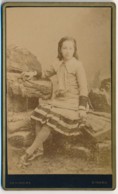 Photographie Ancienne CDV C.1870 Portrait D'une Jeune Fille Photographe Ordinaire Dinard - Oud (voor 1900)