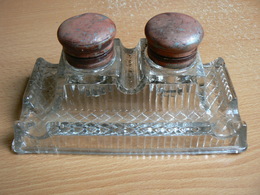 ENCRIER DOUBLE EN VERRE COUVERCLE EN METAL - Inkwells