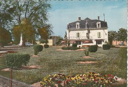 SAINT-JOUIN DE MARNES. -  L' Hôtel Du Centre Et Les Parterres Fleuris - Saint Jouin De Marnes