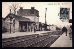 CPA ANCIENNE FRANCE- MÉRIEL (95)- LE GARE EN HIVER GROS PLAN- ARRIVÉE DU VAPEUR- ANIMATION - Meriel