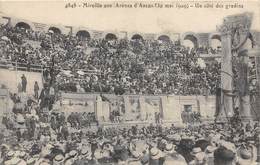 13-ARLES- MIREILLE AUX ARENES D'ARLES- 30 MAI 1909 UN CÔTE DES GRADINS - Arles