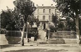 - Herault -ref-A679- Capestang - Ecole Des Garçons Et Monument Aux Morts - Ecole - Monuments Aux Morts - - Capestang