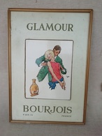 Ancienne Publicité Carton & Glaçoïde Pour Le Parfum Glamour De Bourjois, Grande Plv Encadrée - Paperboard Signs