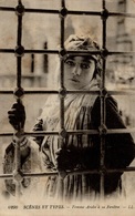 CPA Scènes Et Types : Femme Arabe à Sa Fenêtre - Mujeres