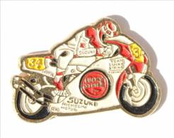 Pin's SUZUKI N° 34 - Team LUCKY STRIKE - Sponsor MOTUL Et MICHELIN - I452 - Motorbikes