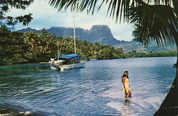 Escale à Moorea Vahiné Au Bain.  Timbrée Papeete 1975 - Polinesia Francesa