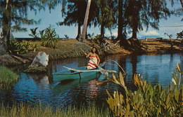 Pointe Venus Tahiti Charmante Vahiné Dans Pirogue à Balancier - Frans-Polynesië