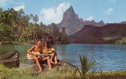 Moorea Baie De Cook Vahiné Et Chanteur à La Guitare - Polynésie Française