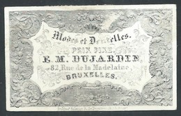 Carte Porcelaine " Modes Et Dentelles E.M Dujardin 82, Rue De La Madeleine BRUXELLES  7,5 X 4,5 Cm - Artigianato