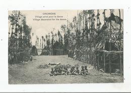 ONONGHE VILLAGE ORNE POUR LA DANSE. VILLAGE . VILLAGE DECORATED FOR THE DANCE - Papua Nueva Guinea