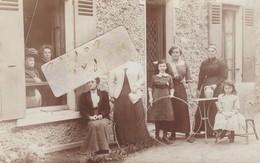 Un Groupe De Femmes Et D'enfants (  Très élégants ) Posant Devant La Maison  -  à Localiser  ( Carte-photo ) - Zu Identifizieren