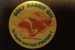 Pin's Badge Golf Rabbit GTI De VOLKSWAGEN - Le Lapin Qui Fait Vroom - Volkswagen