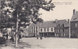 PLOUARET - Un Coin De La Place - Restaurant Des Voyageurs Nicolas - Café Du Cheval Blanc - Boulangerie Omnnès - TBE - Plouaret