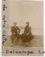 - Photo Ancienne  Sur Papier Fin - Couple Devant La Méditerranée, Dimensions  8.3 X 11 Cm, TBE, Scans. - Anciennes (Av. 1900)