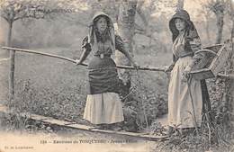 Tonquédec         22          Deux Jeunes Filles Sur Une Passerelle  ( Cliché Lespinasse)        (voir Scan) - Tonquédec