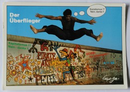 Delcampe - Carte Postale Mur De Berlin Der Uberflieger Sozialismus Nein Danke ! Ekkeheart Gurlitt - Berliner Mauer