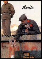 ÄLTERE POSTKARTE BERLIN BERLINER MAUER 1989 MAUERFALL DDR GRENZER SOLDAT ROTE NELKE PEACE LE MUR THE WALL Ansichtskarte - Berliner Mauer